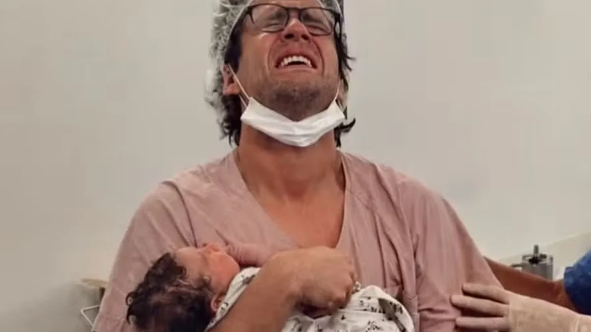 Gil Coelho: emoção ao segurar a filha Serena pela primeira vez
