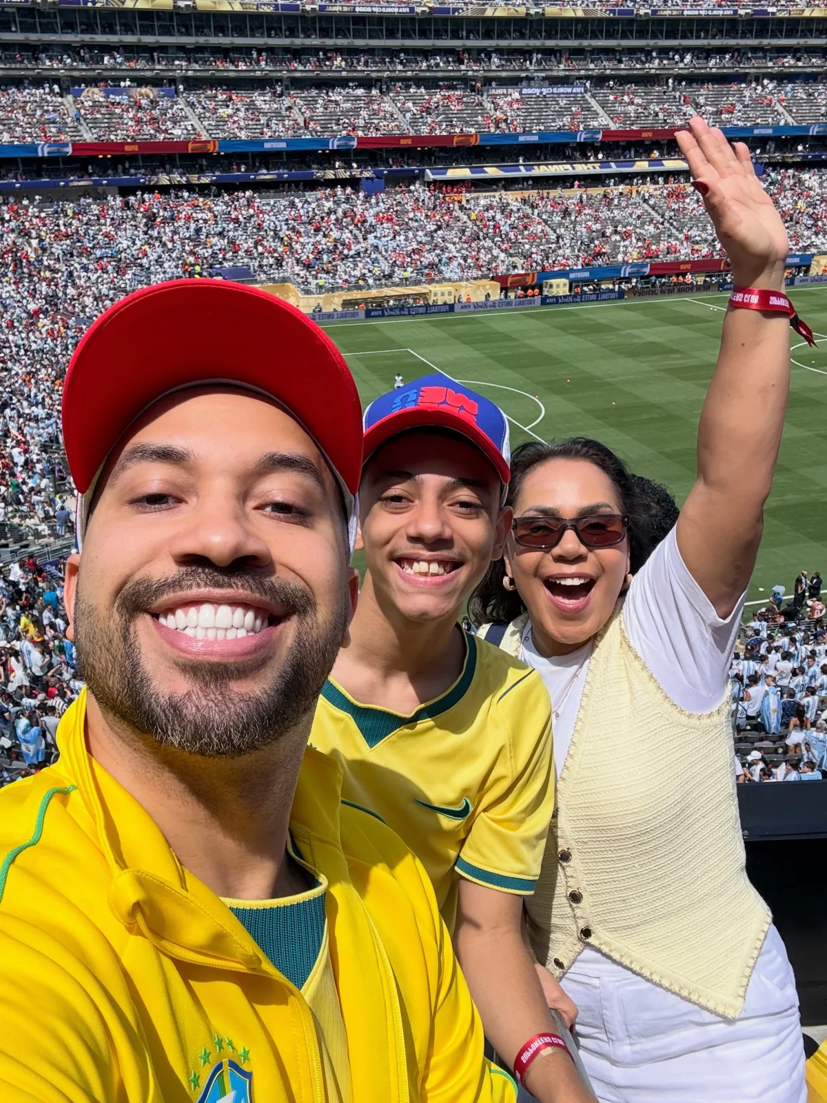 Gil do Vigor posa com Vozinha após final e celebra "vigoroso"