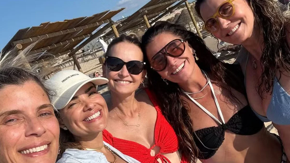 Giovanna Antonelli celebra "sunny days" em praia na Espanha
