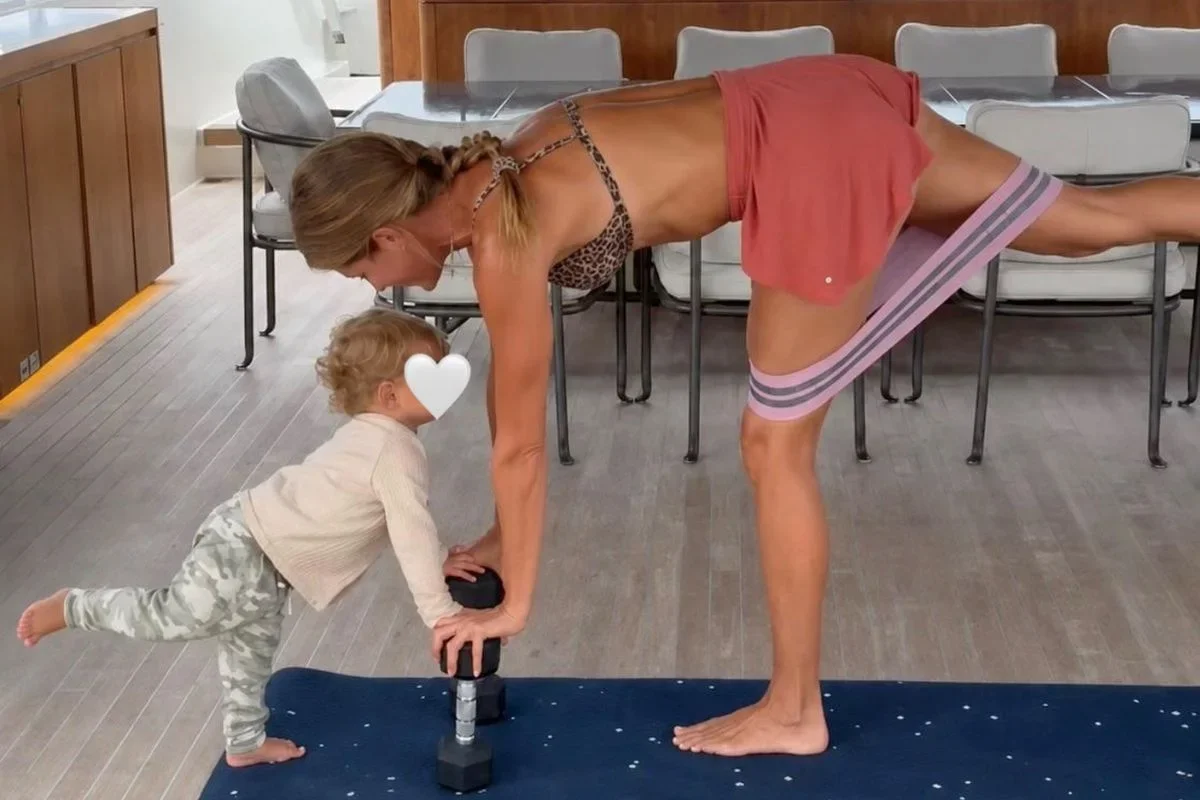 Gisele Bündchen: River imita a mãe em registro raro no iate