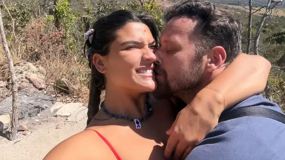 Giulia Costa posa com namorado e 'florescendo' no Cerrado
