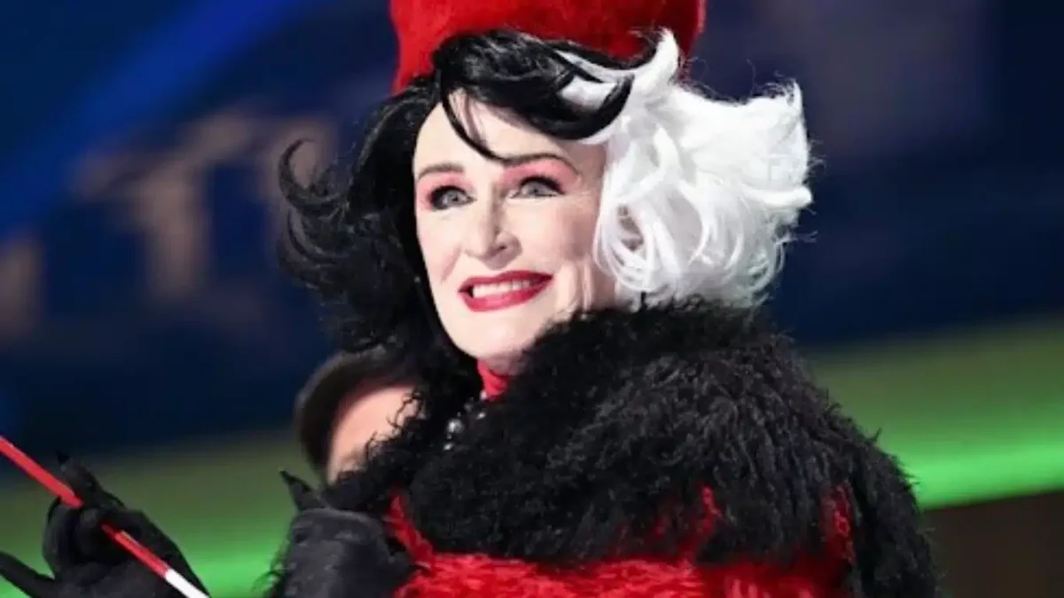 Glenn Close detecta sombra errada na maquiagem de Cruella
