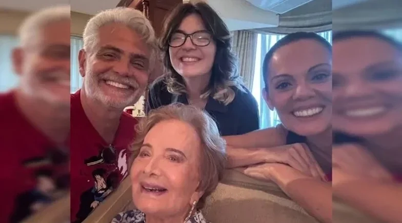 Glória Menezes acolheu o neto Theo com naturalidade: "E daí?"