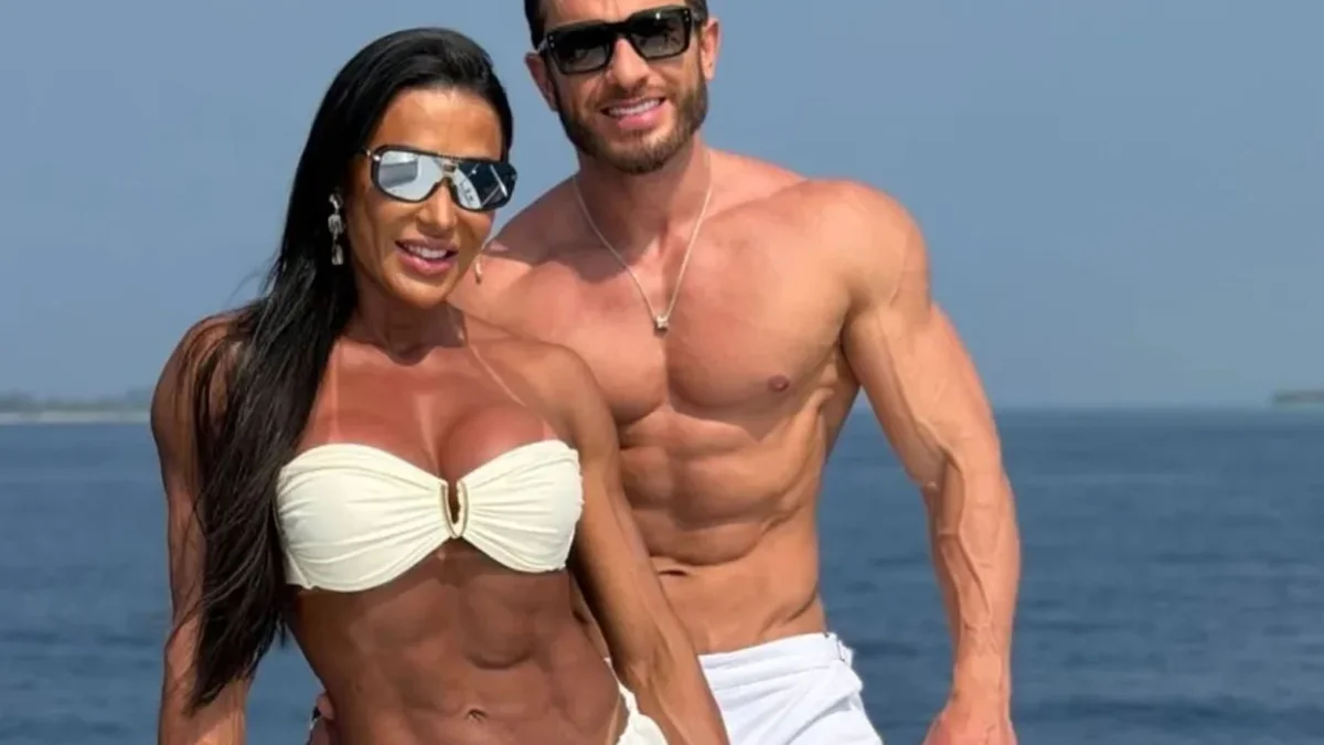 Gracyanne Barbosa curte passeio de barco com Gabriel Cardoso