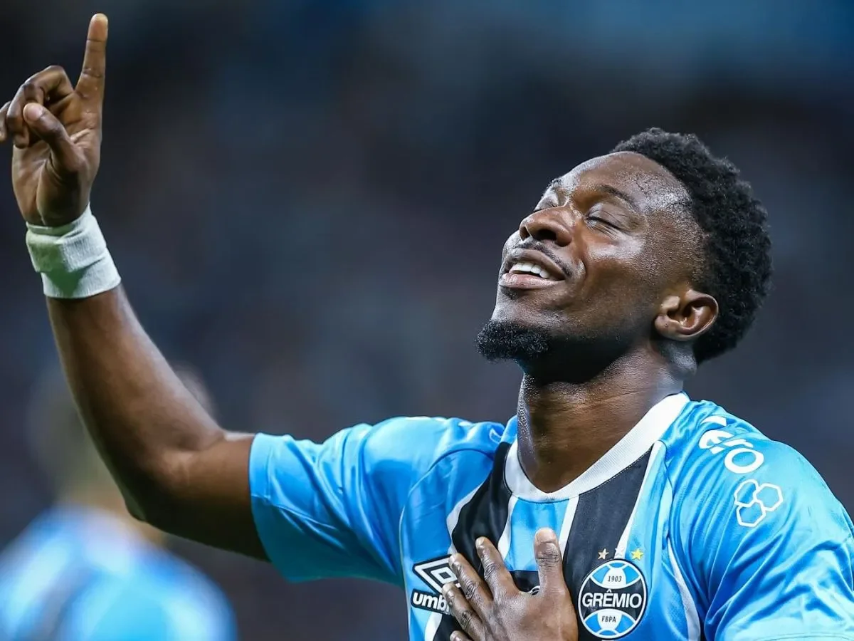 Grêmio enfrenta dívida por Francis Amuzu e nova parcela