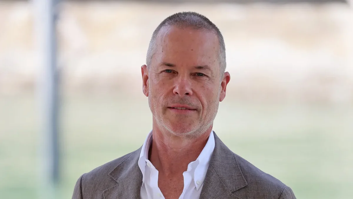 Guy Pearce em 'Bottle': dono de pub violento prende jovem no novo thriller