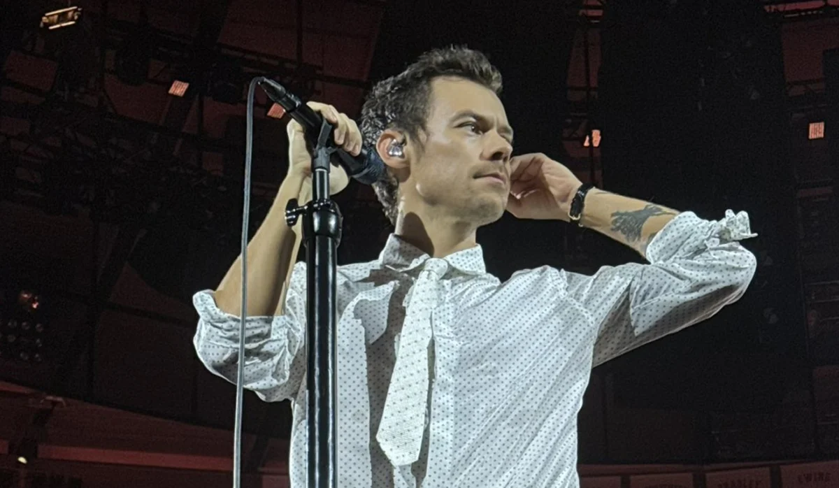 Harry Styles faz tributo a Dolly Parton na abertura da residência de 30 shows