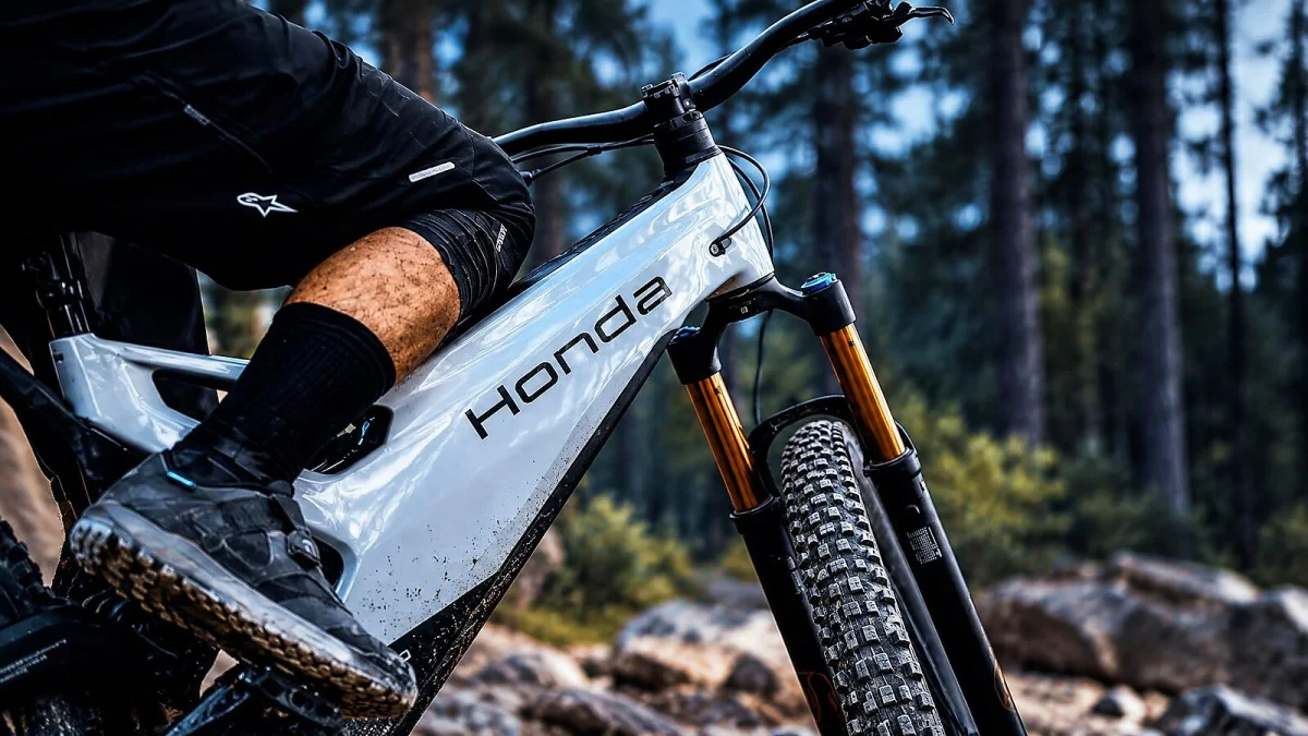 Honda volta ao mountain bike com e-mountainbike de carbono e projeto de produção