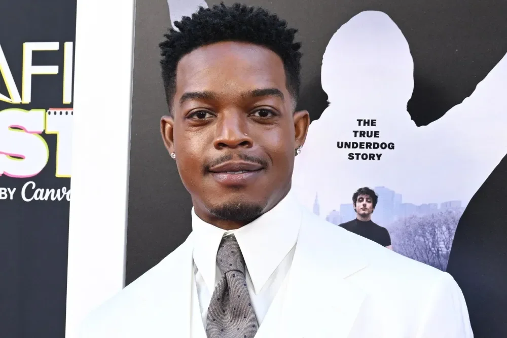 I Play Rocky: Stephan James presta homenagem a Carl Weathers no tapete vermelho