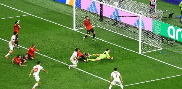 Ibrahimovic acusa VAR e diz que 'roubaram o sonho'
