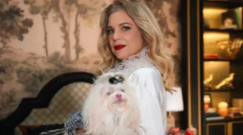 Isabel Teixeira emociona ao receber homenagem da filha Flora