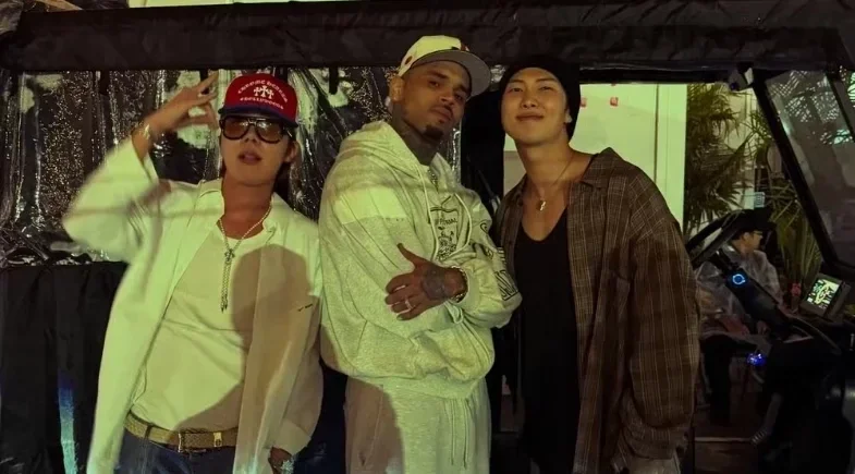 J-Hope e RM posam com Chris Brown em Toronto e dividem fãs