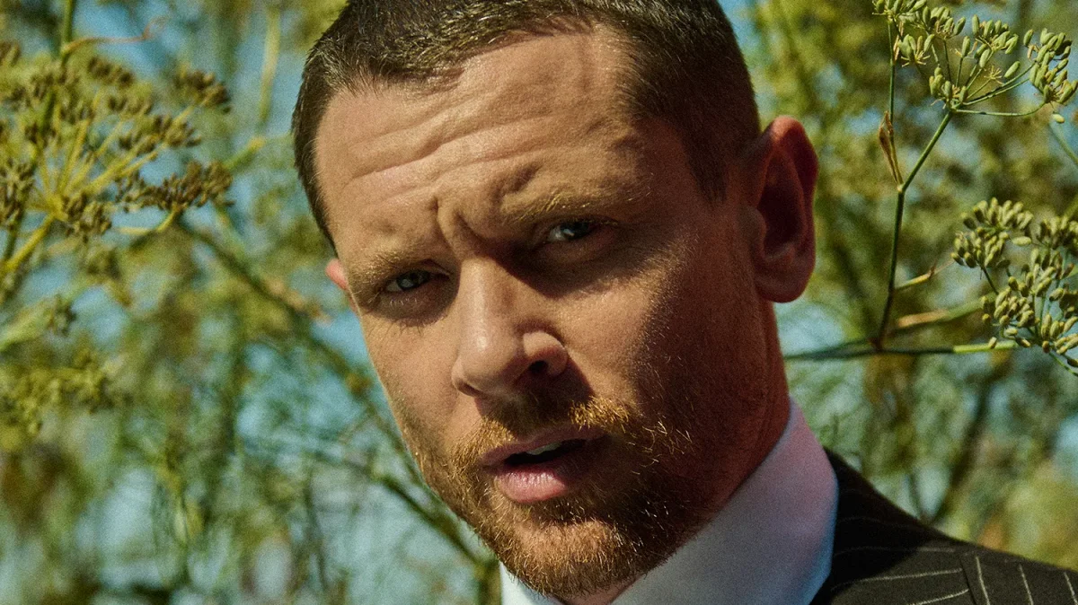 Jack O’Connell em Ink: anti‑herói que transforma tablóides em caso de cinema