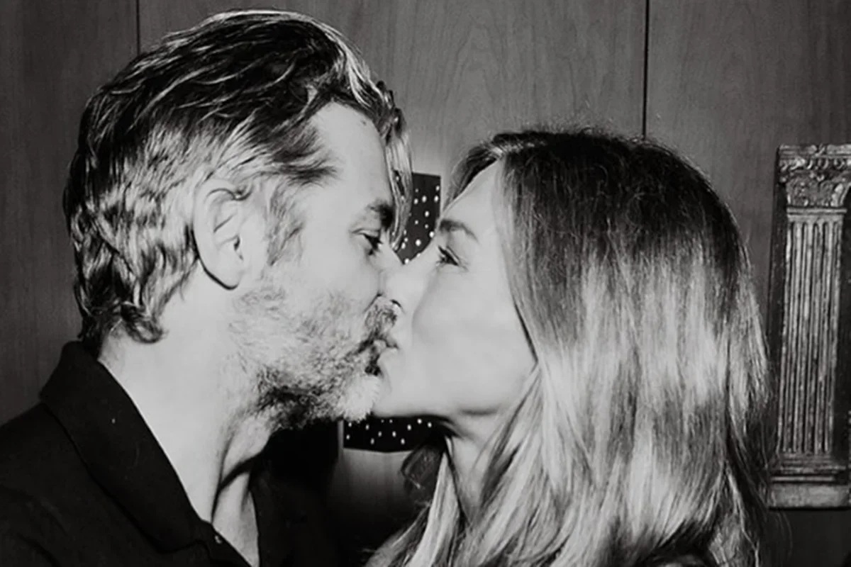 Jennifer Aniston viraliza com foto ao lado de Jim Curtis