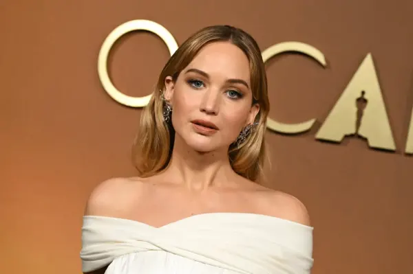 Jennifer Lawrence expõe equipe não autorizada em cena de nudez