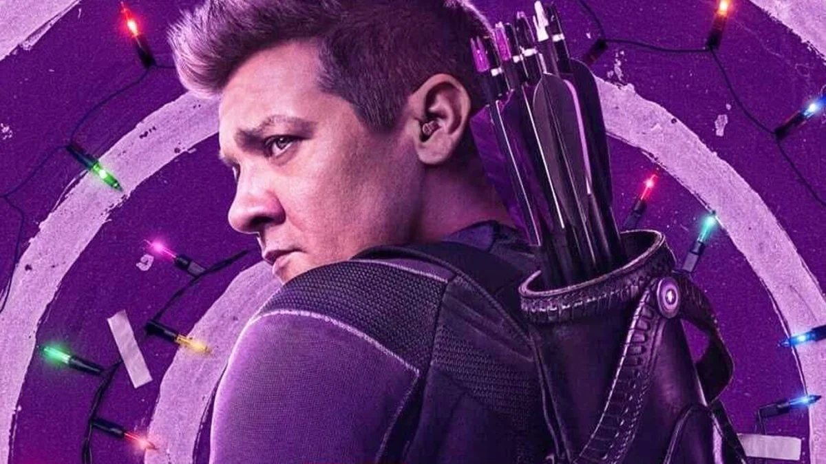 Jeremy Renner exibe traje do Gavião Arqueiro e atiça rumores