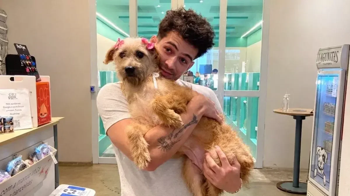 João Guilherme adota cachorrinha e a batiza Maria Joana