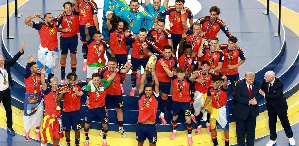 Jogadores da Espanha exibem cores regionais no pódio mundial
