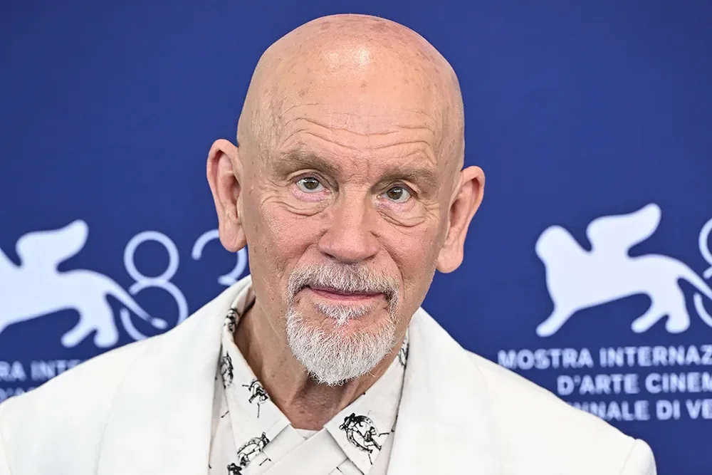 John Malkovich descarta buzz de Oscar em 'Wild Horse Nine'