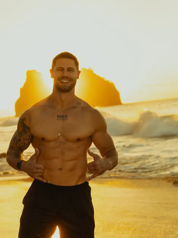 Jonas Sulzbach exibe tanquinho em Fernando de Noronha nas redes