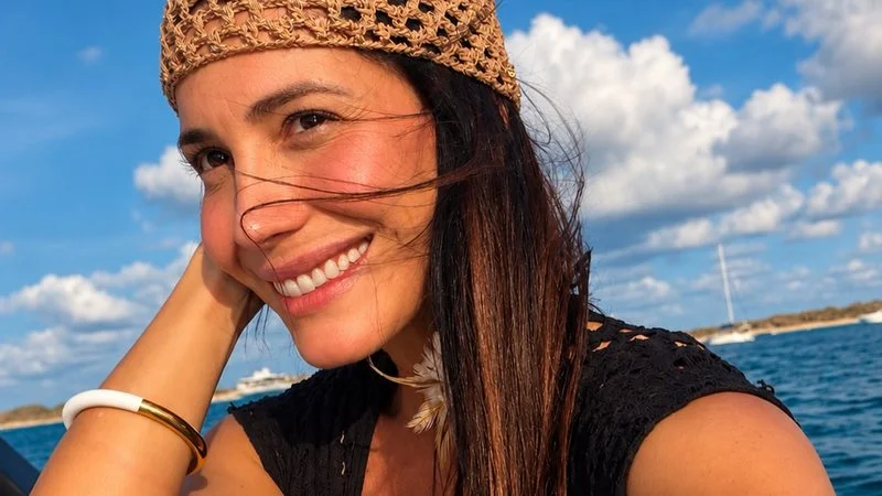 Ju Knust faz topless em passeio de barco e exibe tatuagem como destaque