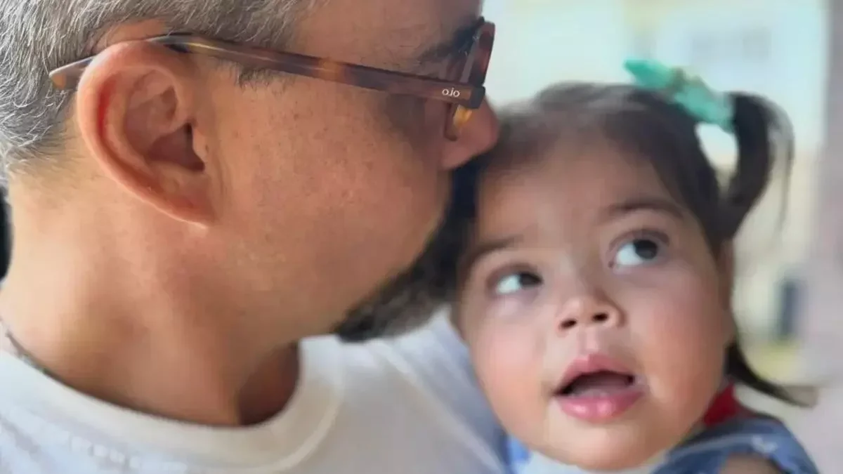 Juliano Cazarré: filha de 4 anos tem pneumonia e recebe acesso jugular