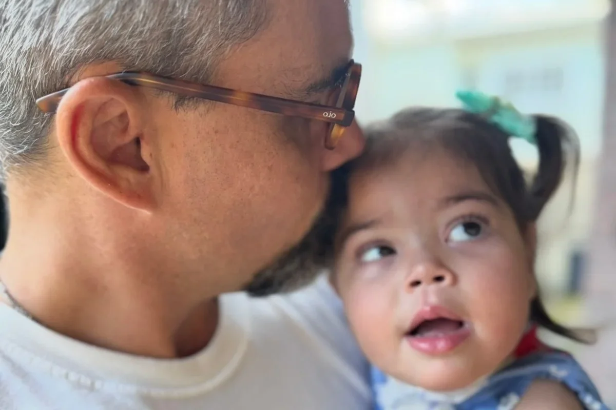 Juliano Cazarré: filha é diagnosticada com pneumonia após internação