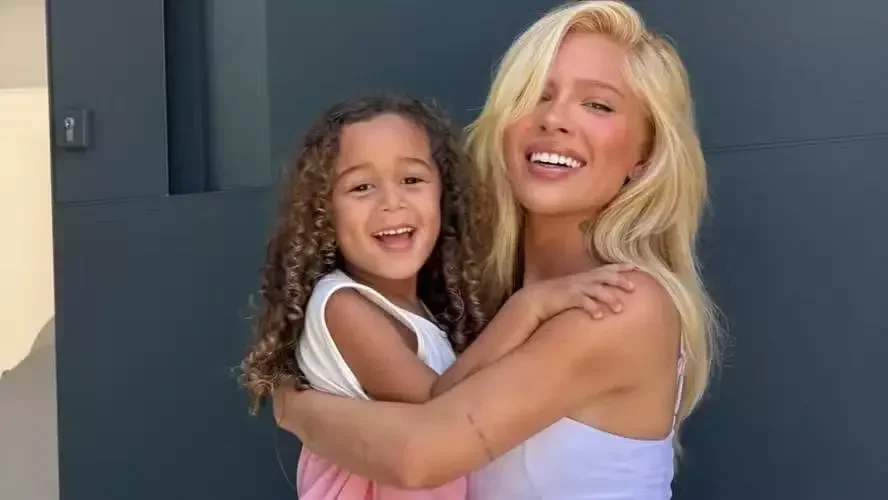 Karoline Lima consegue suspensão de perfis que atacaram a filha