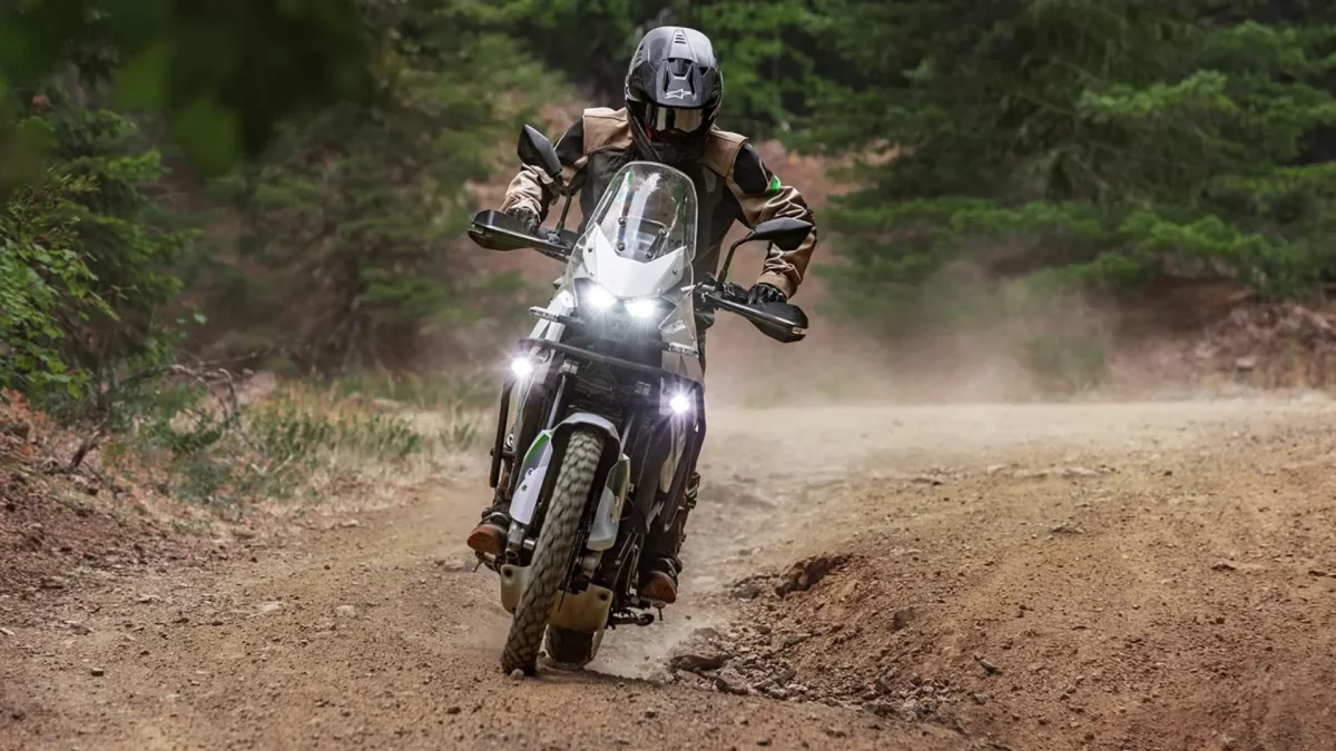 Kawasaki anuncia nova trail e mostra teaser com o slogan "a aventura espera por você"