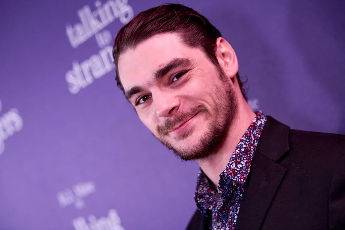 Kennedy Suarez aparece com blusa de Pânico após morte de RJ Mitte