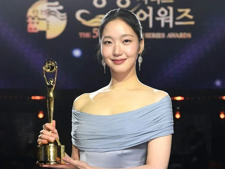 Kim Go Eun: Grande Prêmio no Blue Dragon Series Awards em 03/08/2026