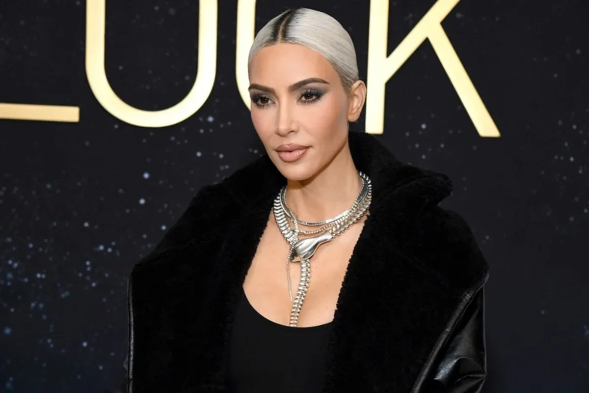 Kim Kardashian revela esofagite e liga diagnóstico à morte do pai