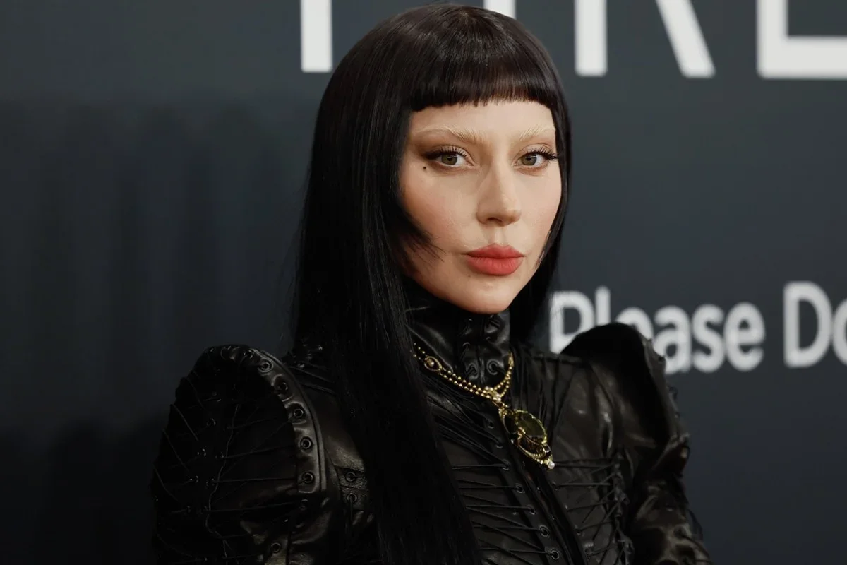 Lady Gaga é mãe pela primeira vez e aparece em público com bebê
