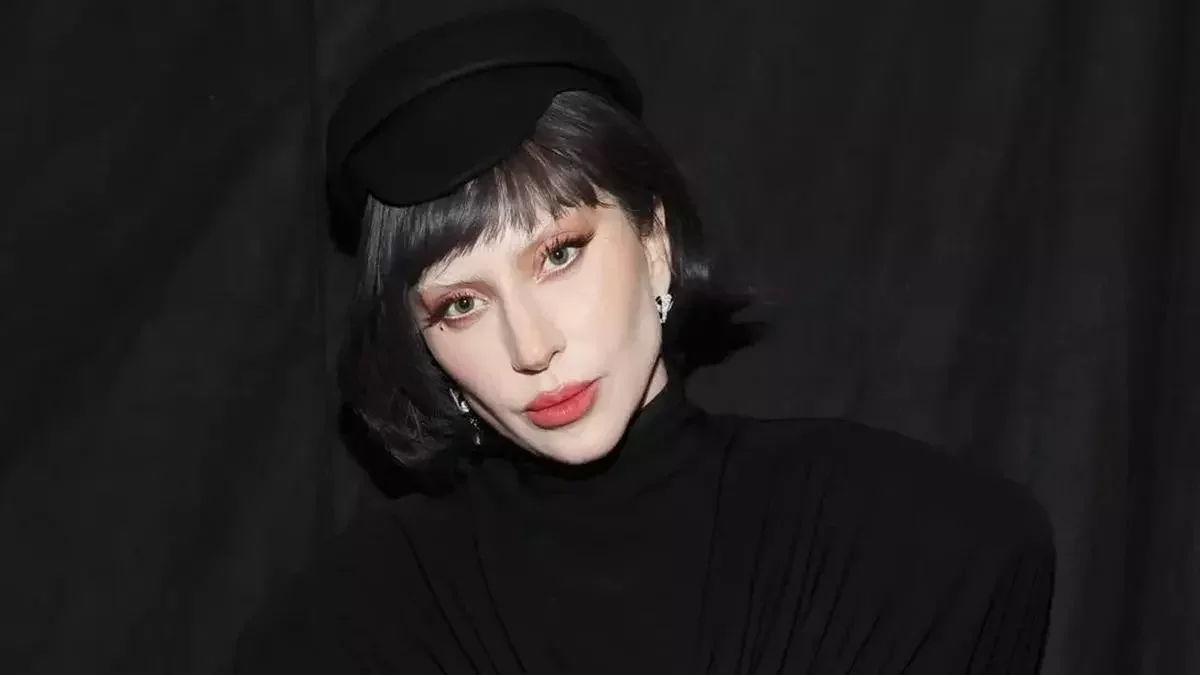 Lady Gaga surge com bebê e reacende rumores de maternidade