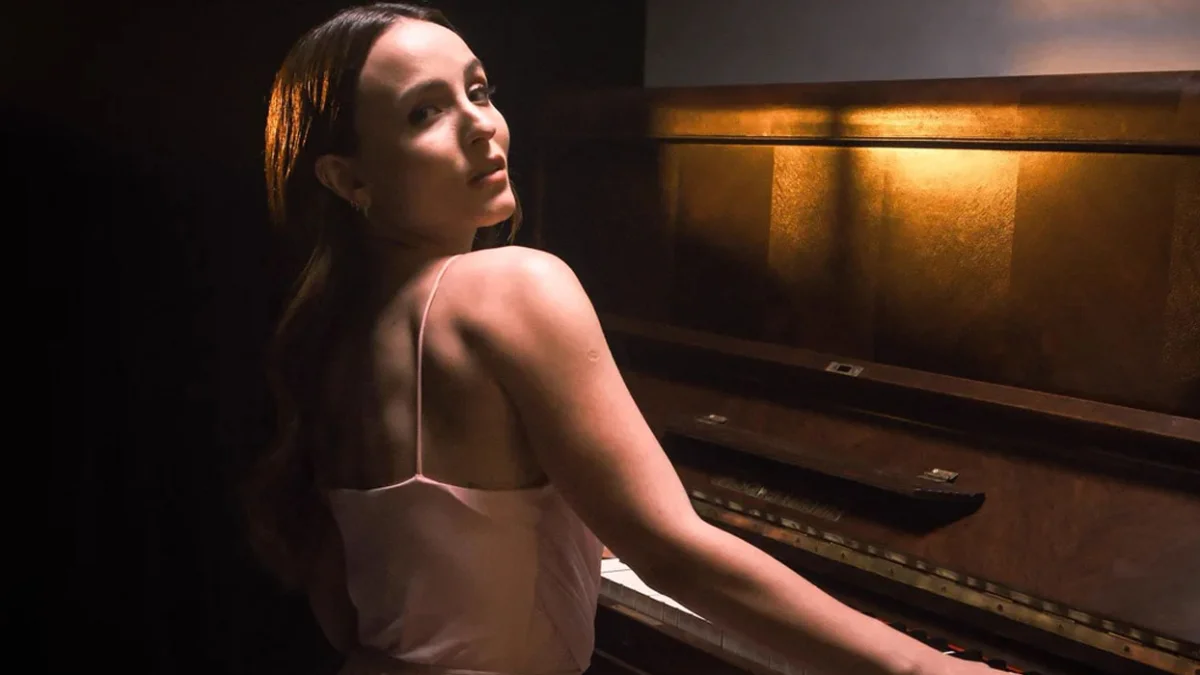 Larissa Manoela aposta em versão acústica de "Baby, Now That I Found You"