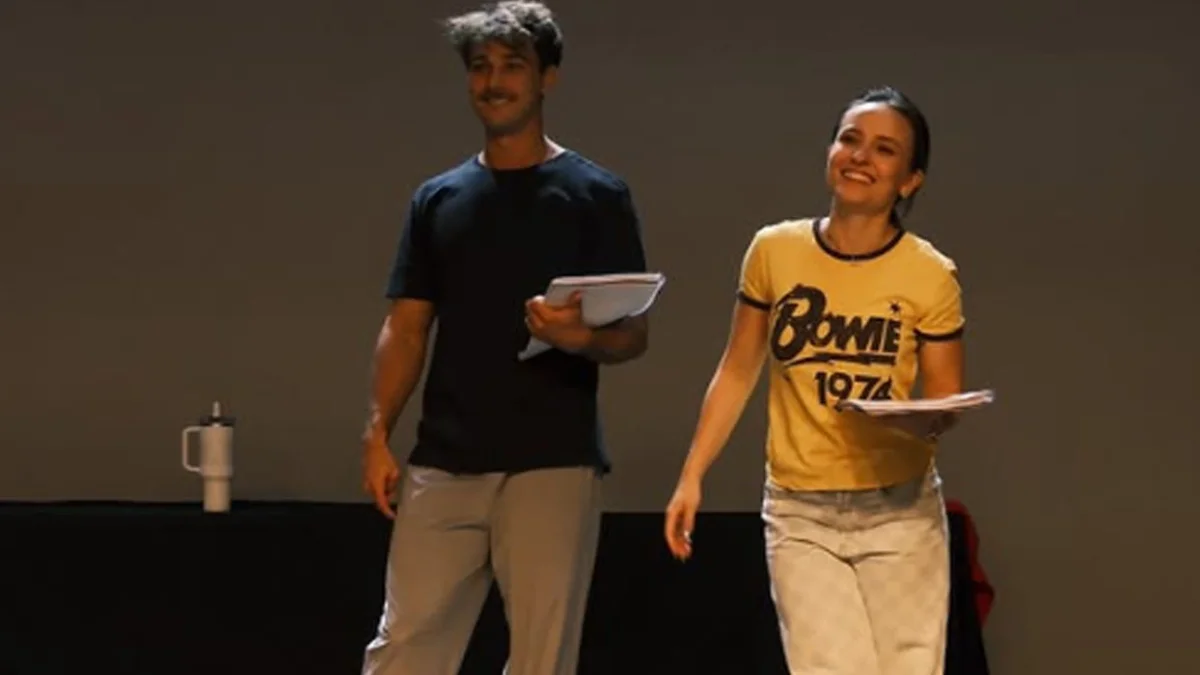 Larissa Manoela: marido celebra volta aos palcos e chama peça de "delícia"
