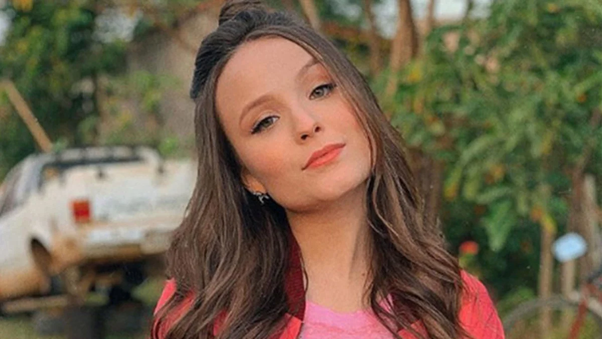 Larissa Manoela revela objetos que guarda de seus papéis