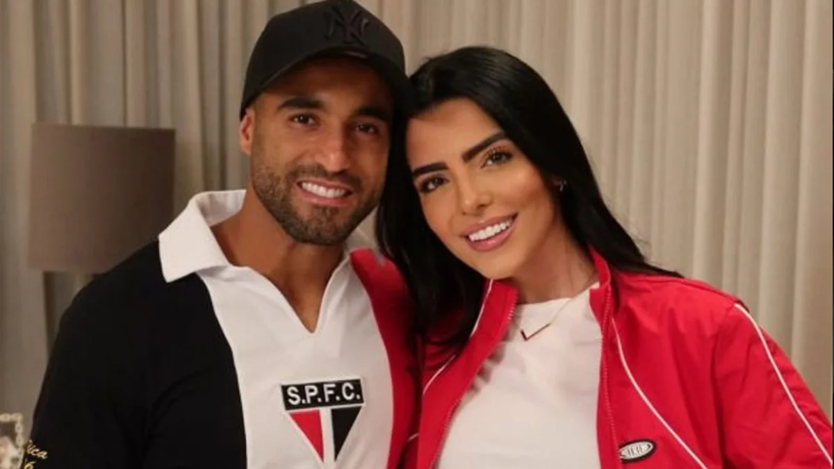 Larissa Saad publica vídeo de Lucas Moura com muletas