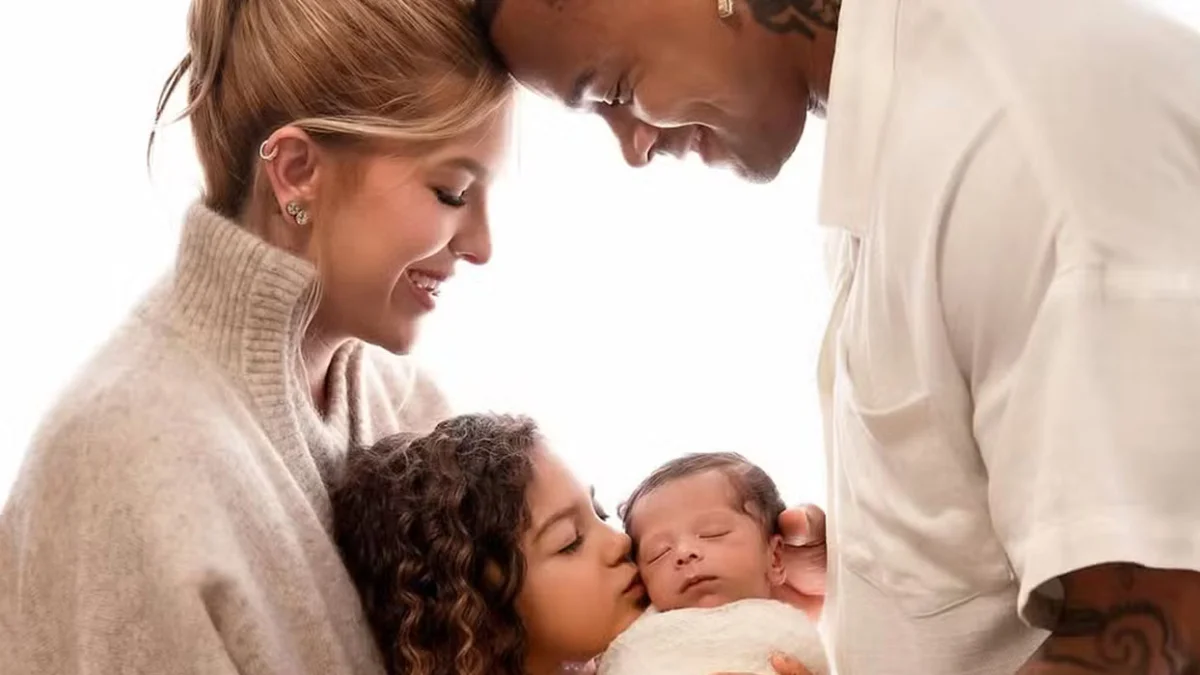Levi posa com Liz em ensaio newborn que encantou fãs