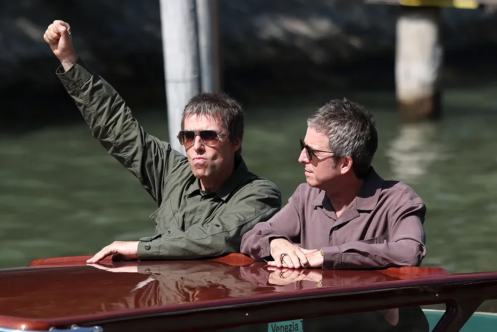 Liam e Noel Gallagher saem antes da coletiva de 'Oasis' em Veneza