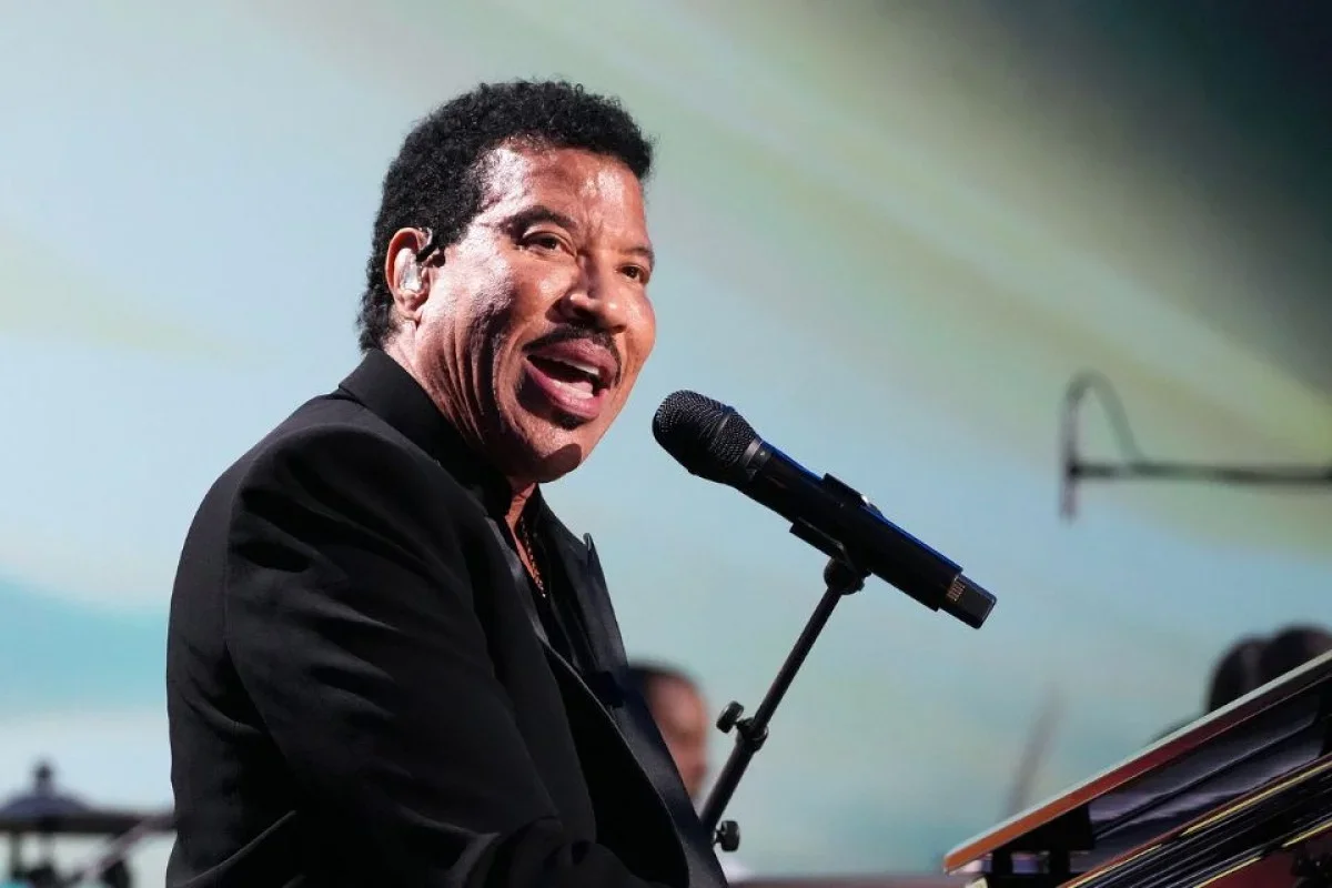 Lionel Richie é internado em UTI após terminar show sentado