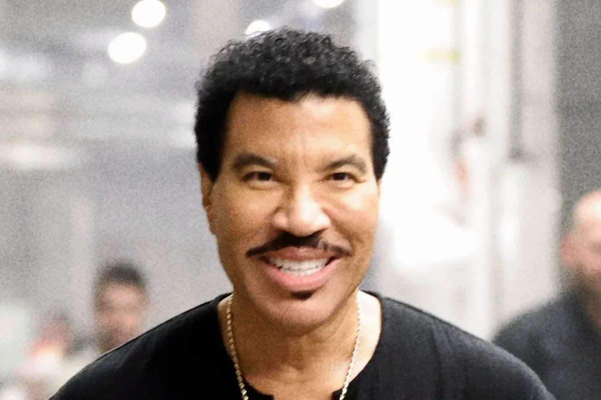 Lionel Richie recebe alta e se recupera em casa