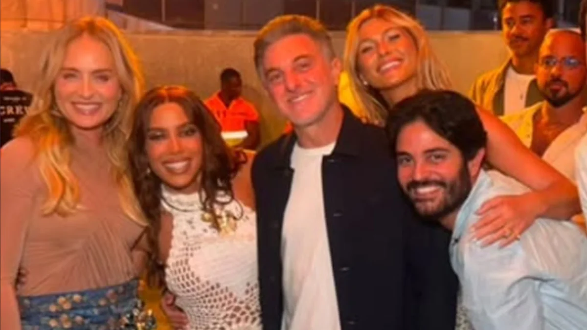 Lívia Andrade celebra quatro anos no Domingão com Huck