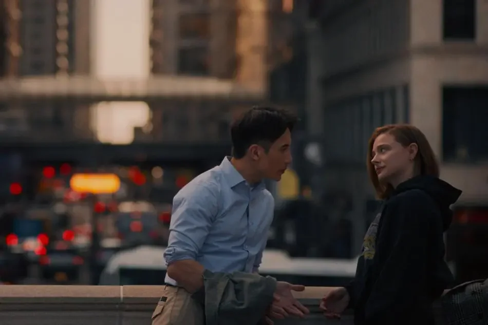 Love Language: Moretz vira a "Cyrano de Chicago" em romcom nostálgica