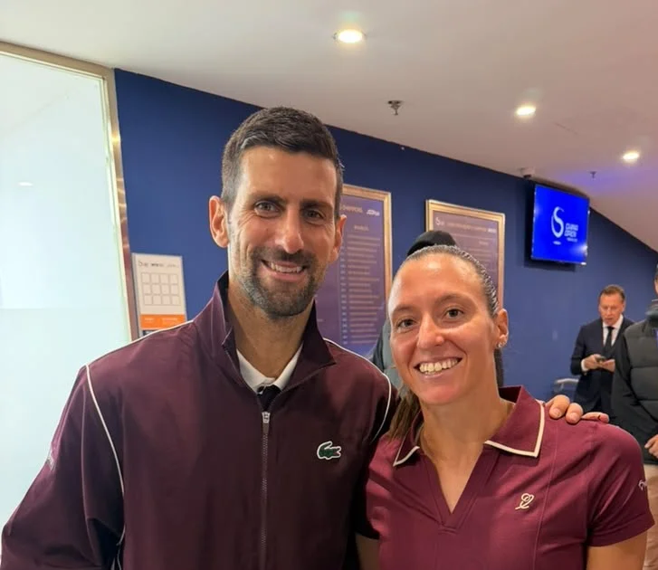 Luisa Stefani se encontra com Djokovic após vitória em Pequim