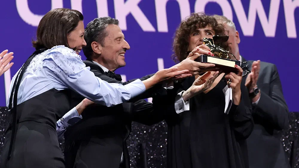 Maggie Gyllenhaal premia "Woman Unknown" e diz que filme foi "como um laser"