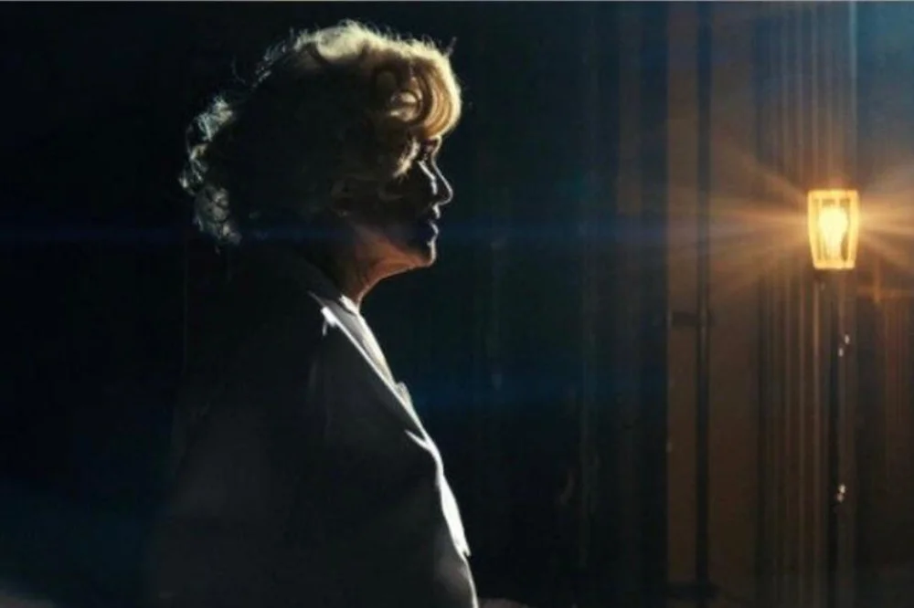 Maggie Gyllenhaal reimagina Marilyn Monroe aos 100 em curta