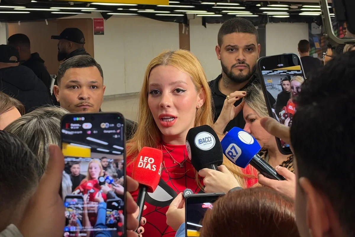 Malévola Alves volta ao Brasil após prisão no Egito e acusa abuso