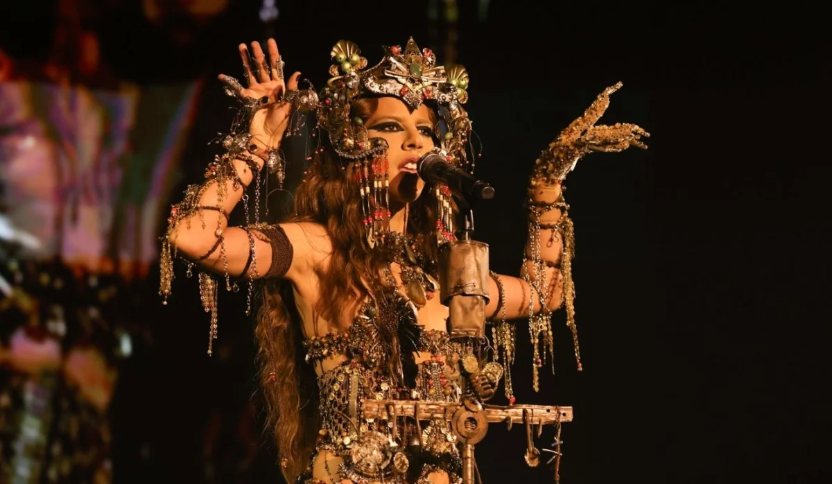 Marina Sena chora ao cantar "Pra Ficar Comigo" em show em SP