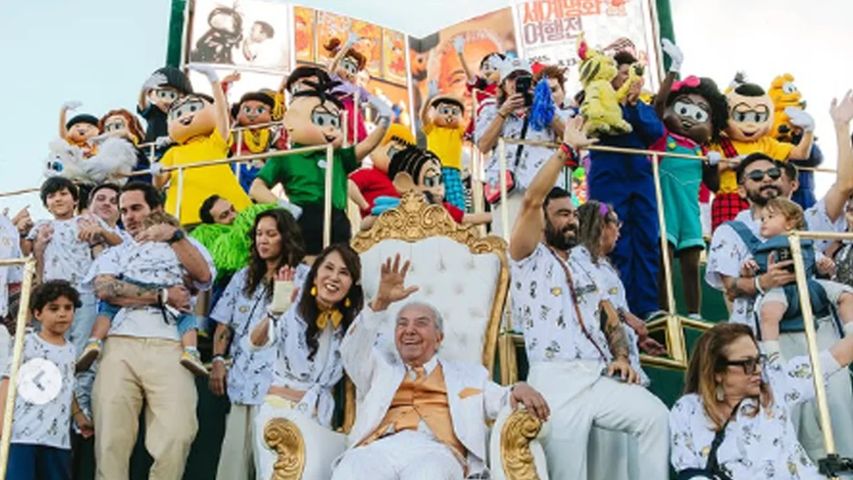 Mauricio de Sousa emociona público ao desfilar em homenagem